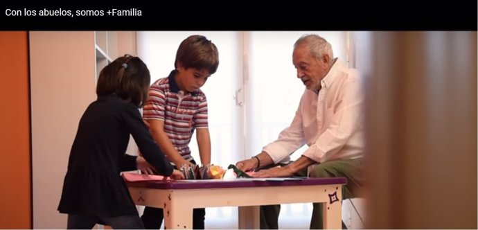 Fotograma del vídeo en homenaje a los abuelos