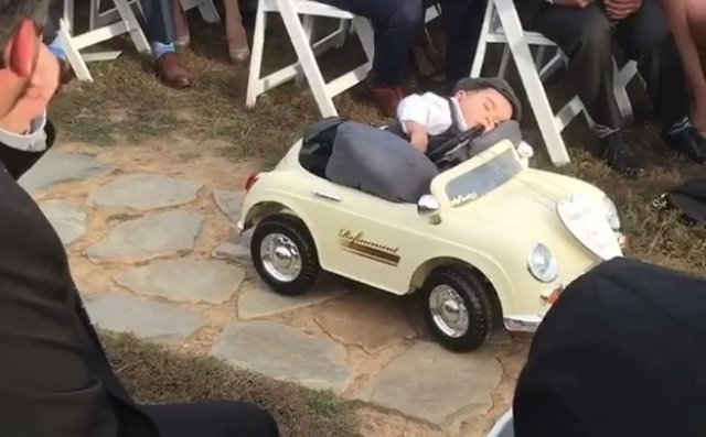 Este niño se queda dormido cuando va a dar los anillos a los novios