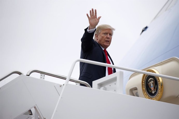 Donald Trump entra en el Air Force One
