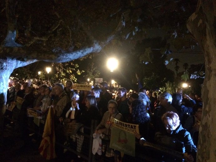 Concentrados ante el Parlament para protestar contra el encarcelamiento.