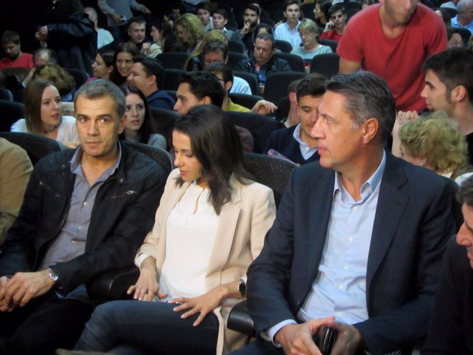 I.Arrimadas (Cs), con X.Garcia Albiol (PP) y el diputado de Cs T.Cantó