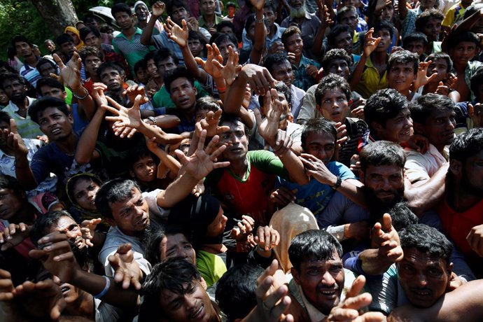 Refugiados rohingya esperan ayuda en Cox’s Bazar (Bangladesh)