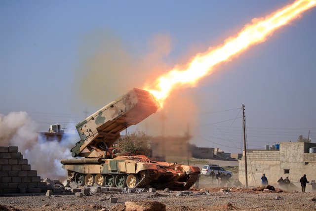 El Ejército iraquí dispara un cohete contra Estado Islámico en Mosul