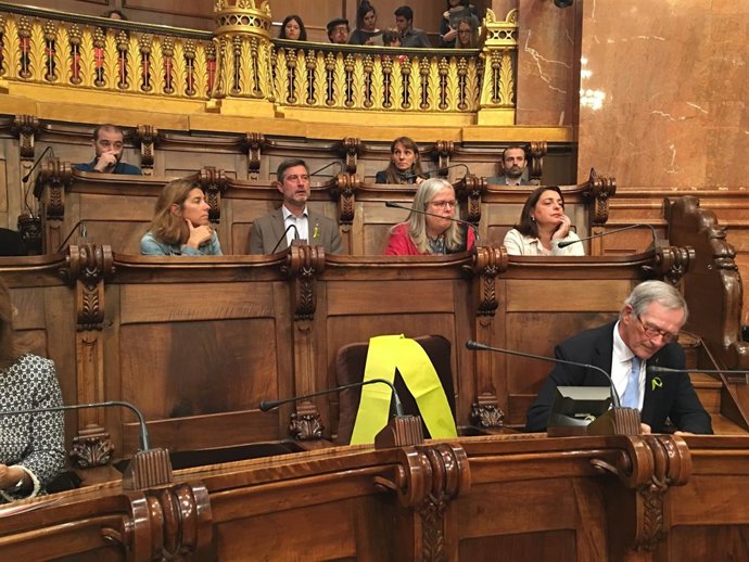 Lazo amarillo en el pleno de Barcelona por la liberación de los encarcelados
