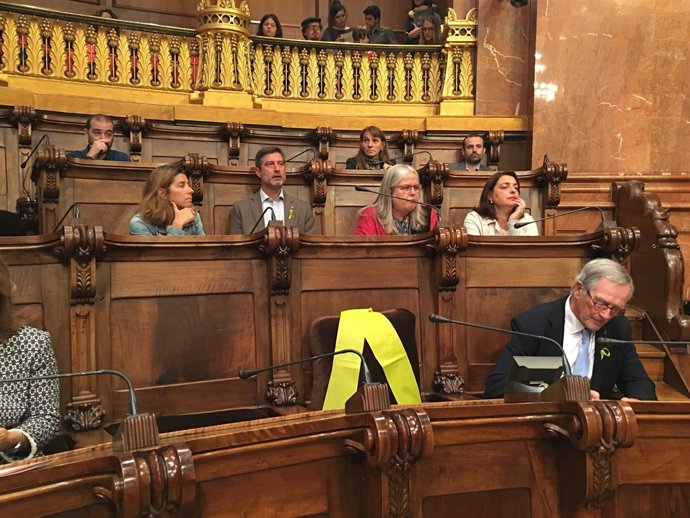 Llaç groc en el ple de Barcelona per l'alliberament dels empresonats