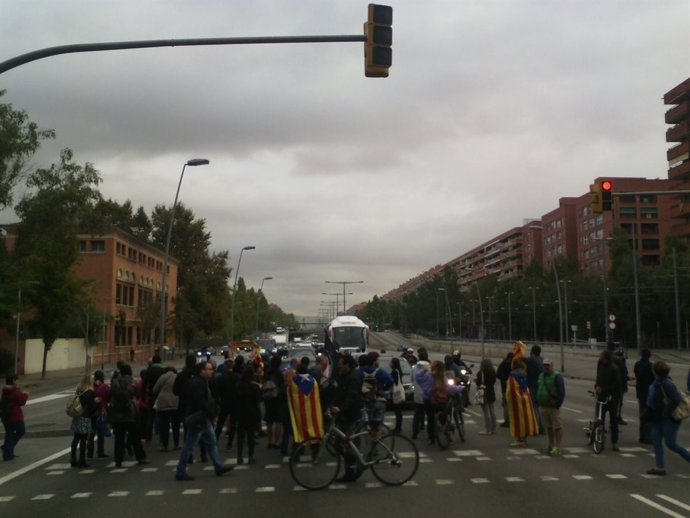 Manifestants tallen la Gran Via de Barcelona