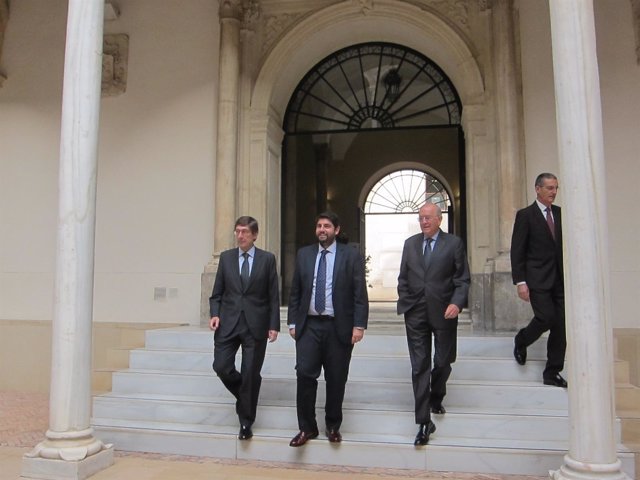 Presidente de la CARM, Fernando López Miras, junto a directores de Bankia y BMN