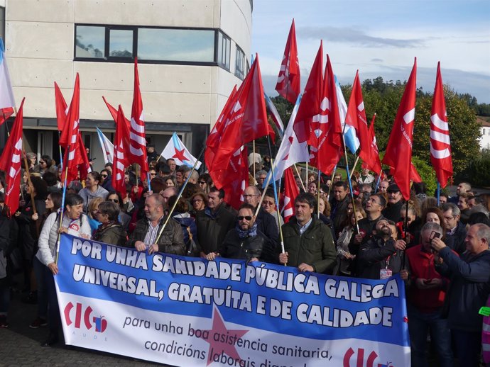 Concentración de trabajadores de la sanidad gallega en Santiago.