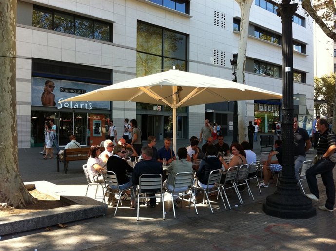 Plaza Catalunya De Barcelona. Terraza En El Espacio Público