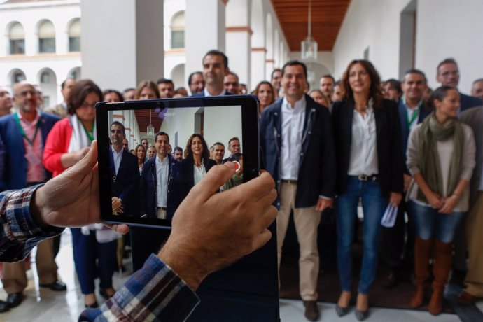 Moreno y López junto a medio centenar de alcaldes en el Parlamento