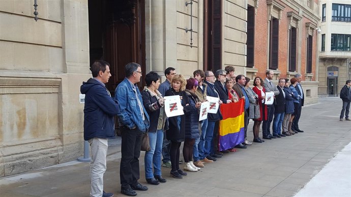 Concentración frente al Parlamento foral.