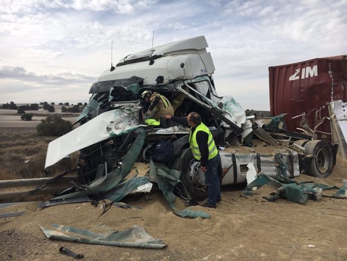 La cabina de uno de los camiones ha quedado destrozada por el impacto