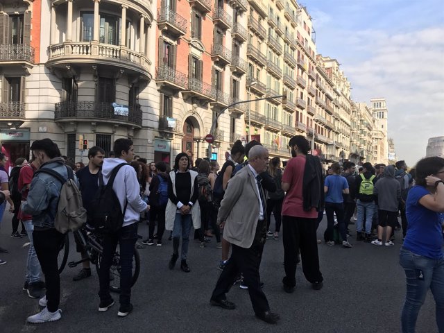 Estudiantes y profesores cortan la Rda.Universitat de Barcelona