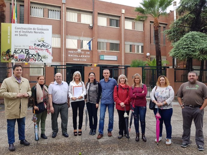 Miembros del PP de Sevilla visitan el IES Nervión