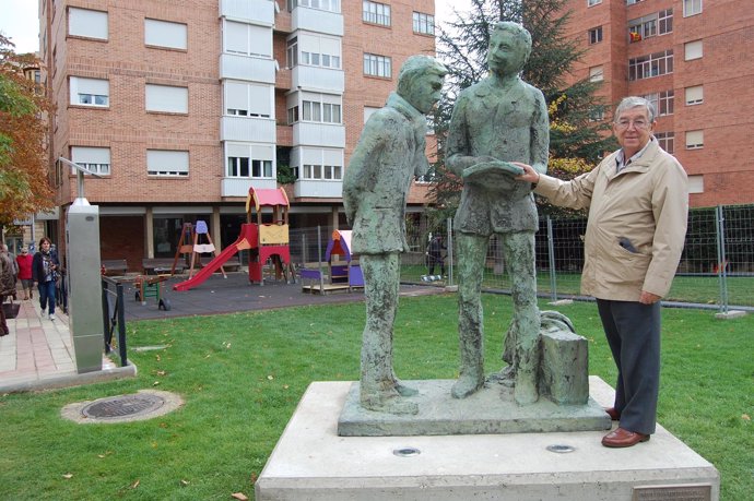 Soria: el escultor con la obra dedicada a Machado y al tren