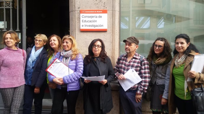 Representantes de CCOO, UGT y Stem ante la Consejería de Educación