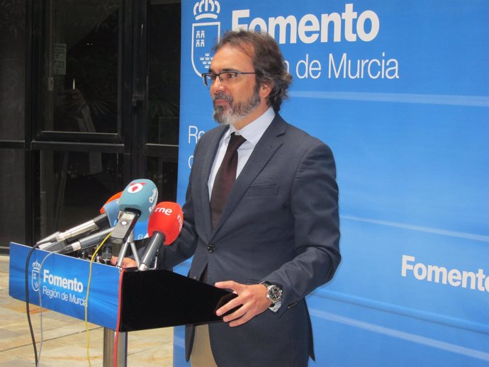 El consejero de Presidencia y Fomento, Pedro Rivera, en rueda de prensa