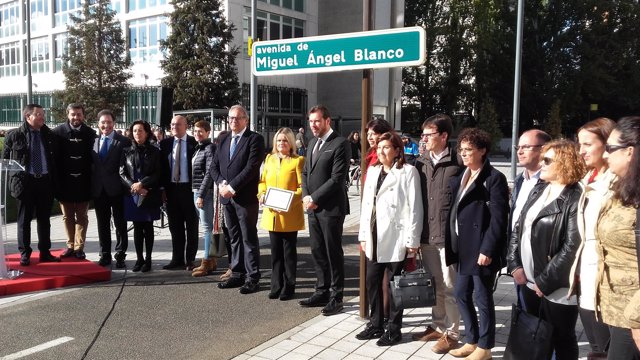 La Corporación y María del Mar Blanco posan junto a la placa de la calle