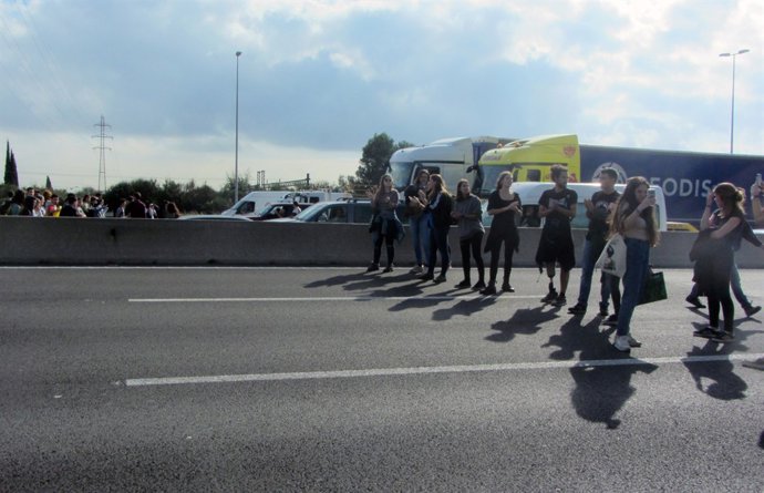 Estudiants tallant l'AP-7 a l'altura de la UAB 
