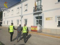 Detenido un hombre por apuñalar a otro con una botella de cerveza rota en una pelea multitudinaria en Moraira