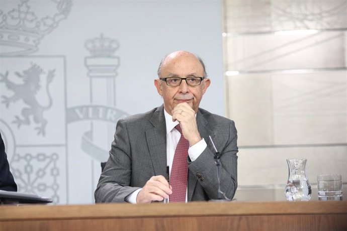 Rueda de prensa de Montoro tras el Consejo de Ministros
