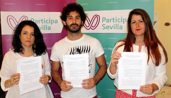 Los miembros de Participa con sus alegaciones.