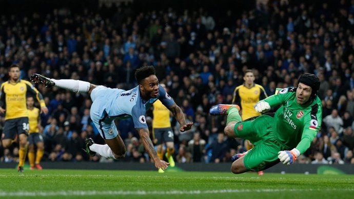 Sterling (Manchester City) y Cech (Arsenal)