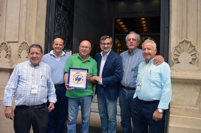 El Club de Vehículos Antiguos de Almería ha entregado una placa a la Diputación.