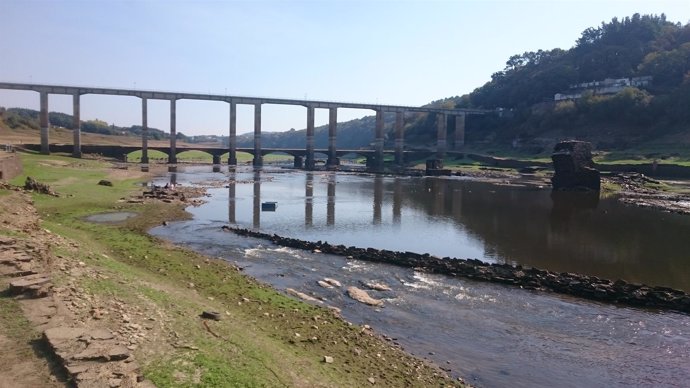 Sequía, en el embalse de Portomarín (Lugo)