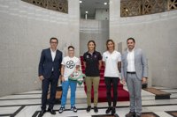 Rodríguez recibe a las campeonas grancanarias de los mundiales de windsurf y boxeo