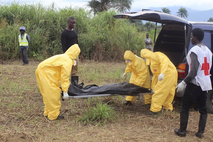 Trabajadores sanitarios trasladan víctima de ébola.