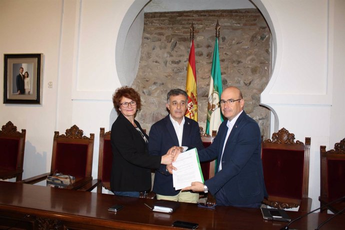 Carmona (dcha.) y Monterroso, tras la firma del convenio