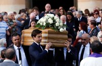Miles de personas asisten en Malta al funeral de la periodista anticorrupción asesinada Caruana Galizia