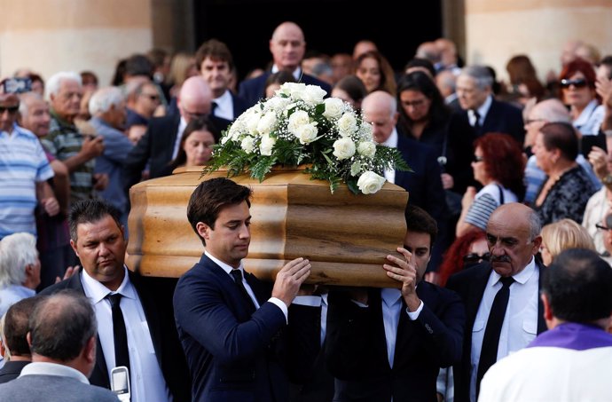 Journalist Daphne Caruana Galizia's sons Matthew and Paul carry the coffin of th