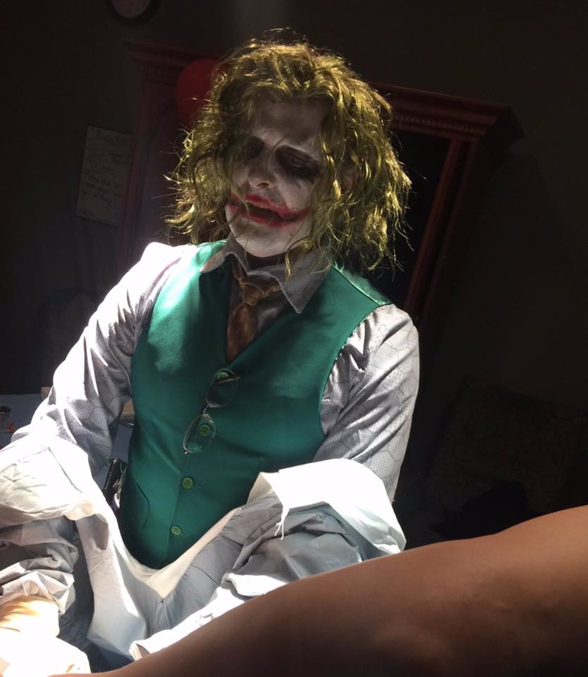 Una mujer se puso de parto en Halloween y su médico la asistió disfrazado  de Joker (FOTOS)