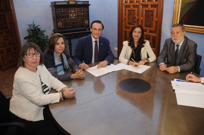 Firma del convenio por parte de la Diputación y la UCO