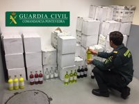 Incautados más de 600 litros de aguardiente y licor de orujo clandestino en Combarro (Pontevedra)