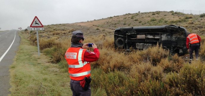 Coche volcado en la NA160