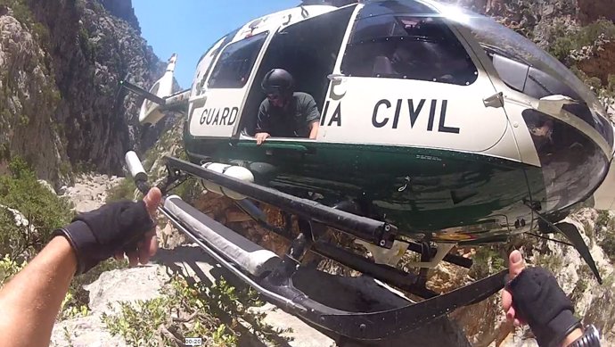 Imagen del rescate con el helicóptero de la Guardia Civil