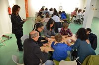 Un total de 25 familias extremeñas experimentan habilidades emprendedoras en un encuentro en Badajoz