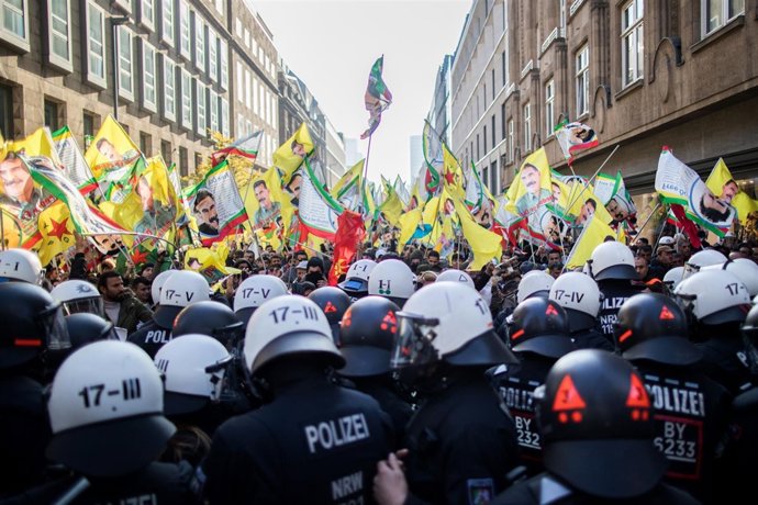 Policía y manifestantes prokurdos