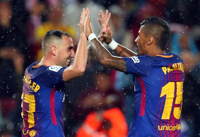 Paco Alcácer y Paulinho celebran un gol del FC Barcelona