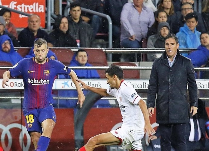 Eduardo Berizzo mira una jugada de Jordi Alba y Jesús Navas en un Barça-Sevilla