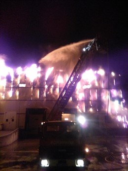 Ávila.- Actuación de los bomberos durante el incendio