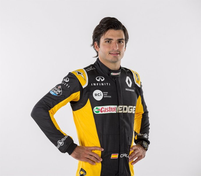 Carlos Sainz con la ropa de Renault