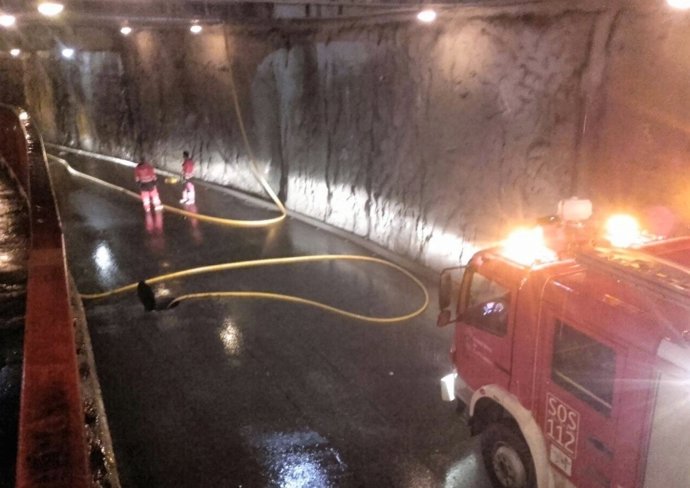 Bomberos del 112 achican agua en el túnel de Los Corrales de Buelna