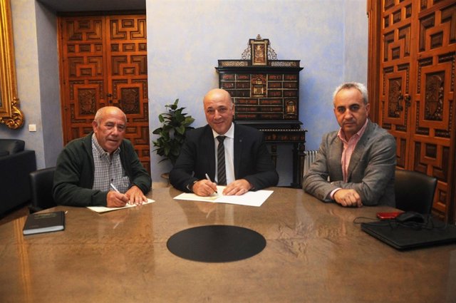 Firma de convenio entre la Diputación y  Palenciana