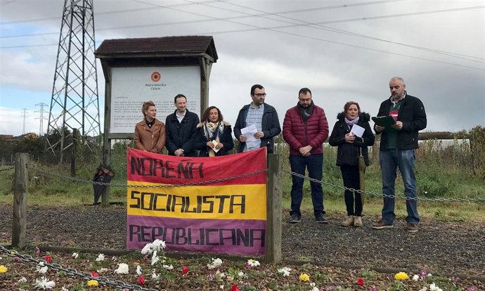 Guillero Martínez con Adrían Barbón y los organizadores.