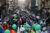 Medio millar de personas toman parte en la 'I Bicicletada Solidaria Bridgestone' celebrada en Bilbao