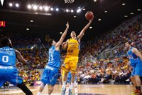 Valencia sigue al acecho del Madrid y el Baskonia gana en el Carpena